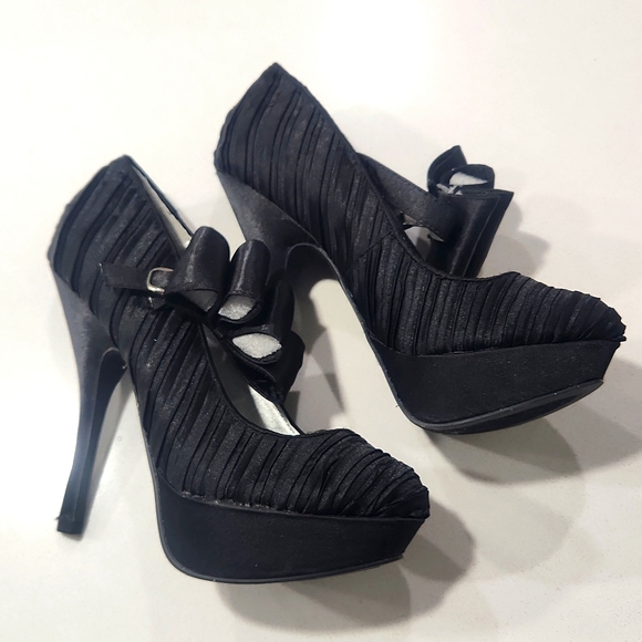 Black high heels with shoe strap - Picture 4 of 6